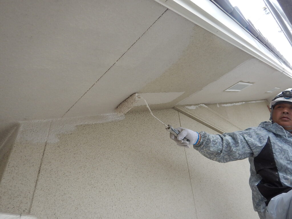 軒天のカチオン型透湿性塗料を２回塗り